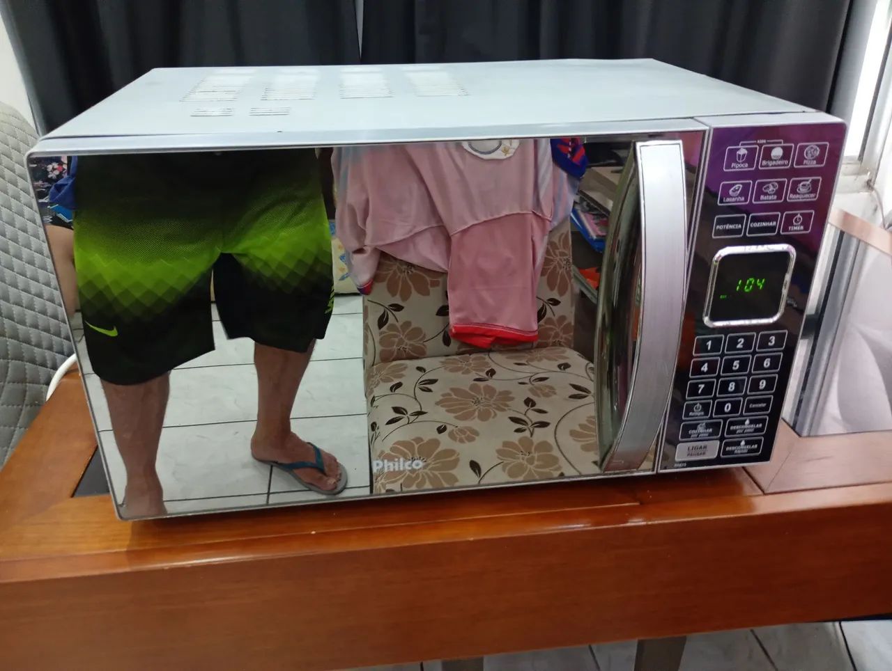 Microondas Philco 220v. 23 litros espelhado top,  funcionando perfeitamente todas funçãos.