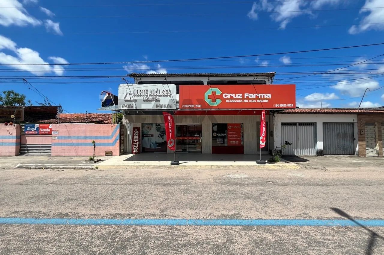 Casa com Ponto comercial em Avenida! 3/4 suítes + 1 master
