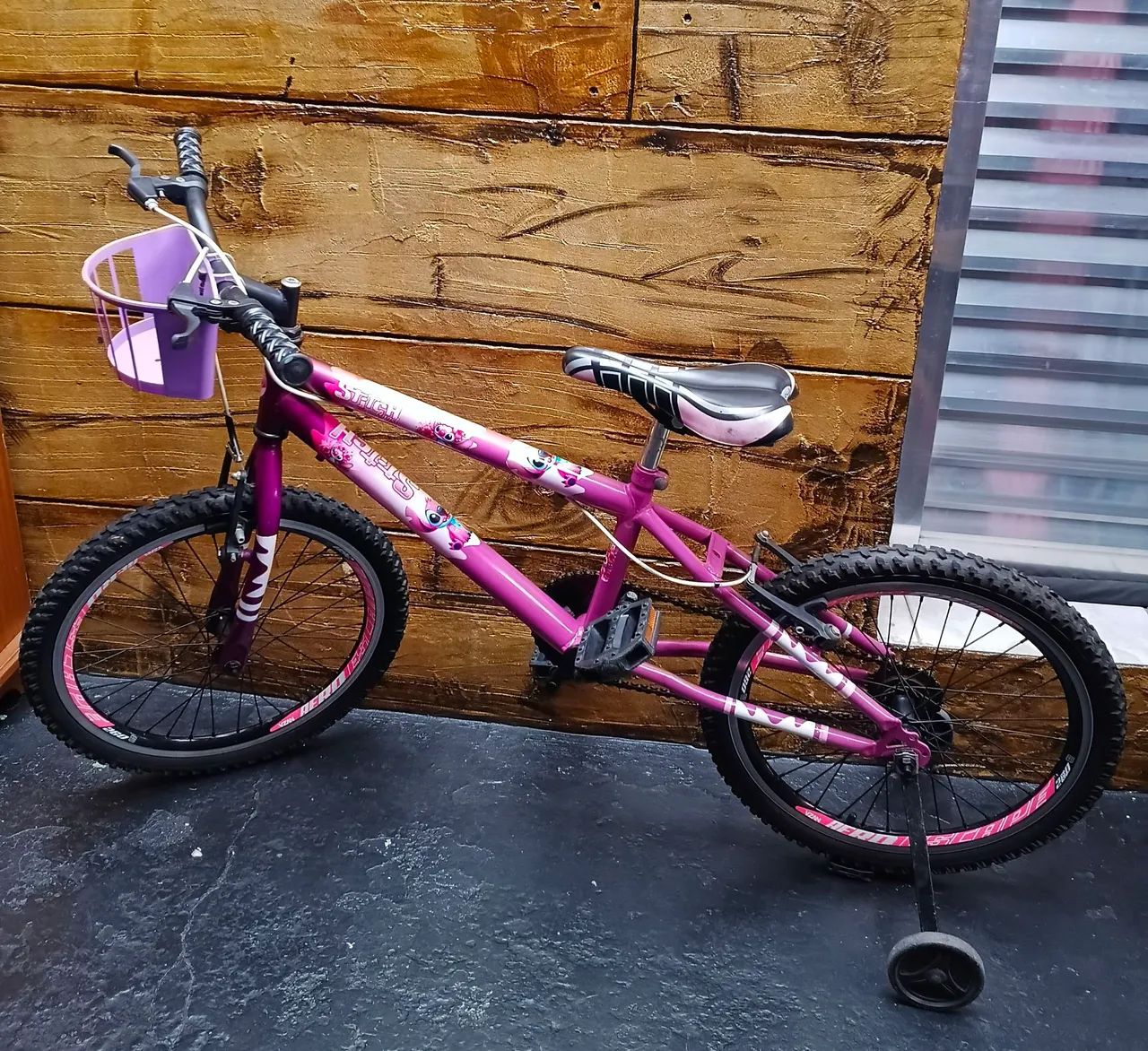 Bicicleta aro 20" personagem Stitch,  usada. - Foto 2