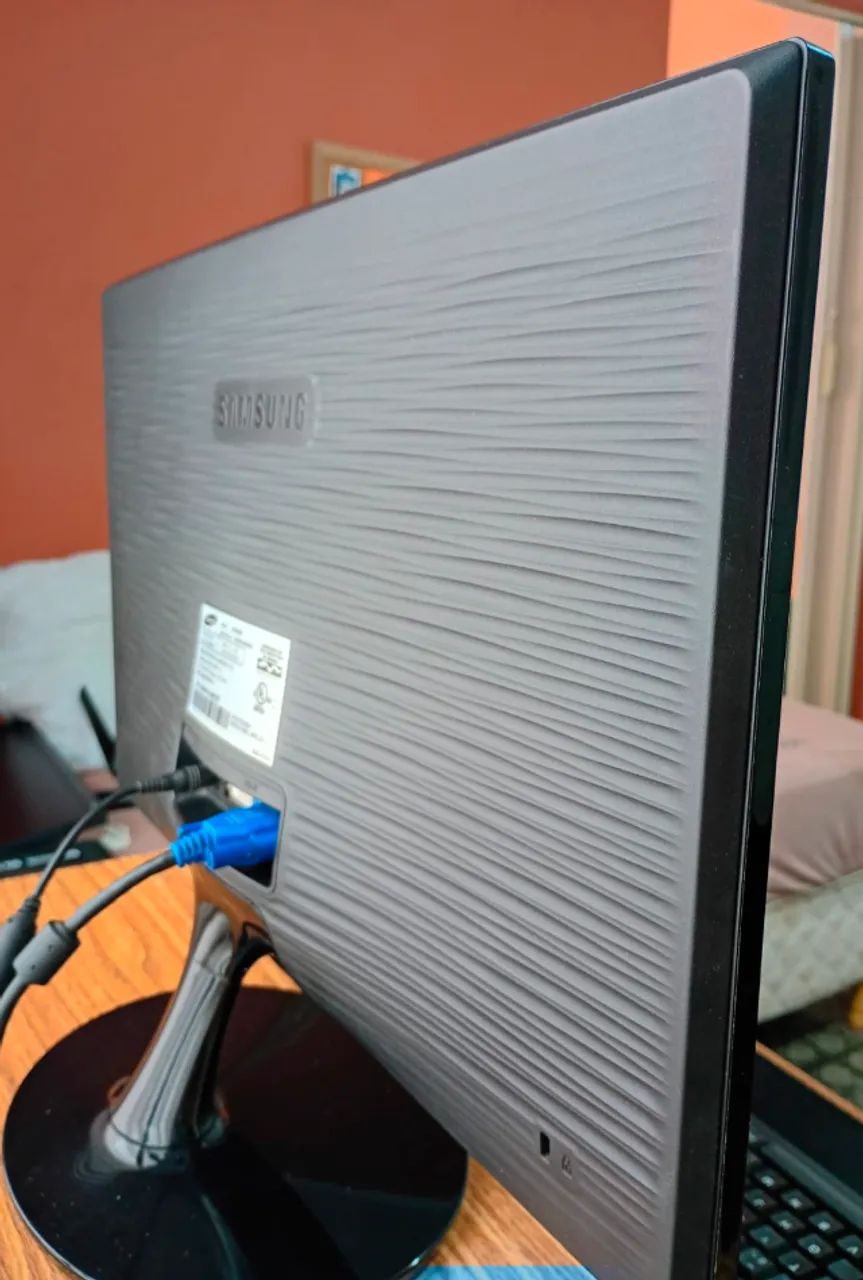 Monitor Samsung  19.5"  LED Widescreen (S20B300B) - Foto 2