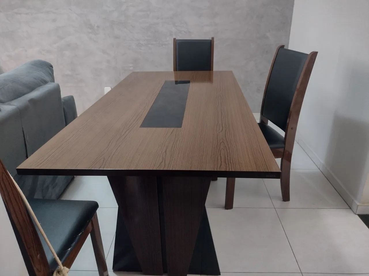 Linda mesa de jantar com 6 cadeiras semi nova ... pagamento direto com o vendedor..