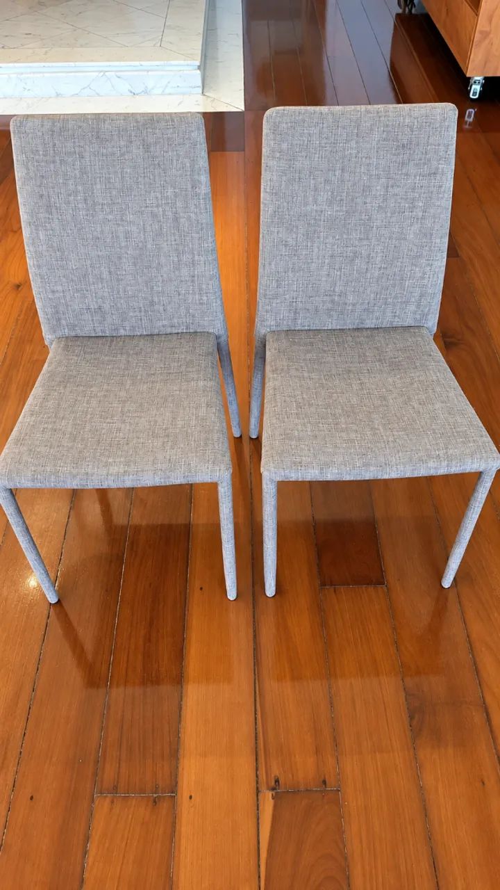 2 Cadeiras Estofadas em Tecido Marrom