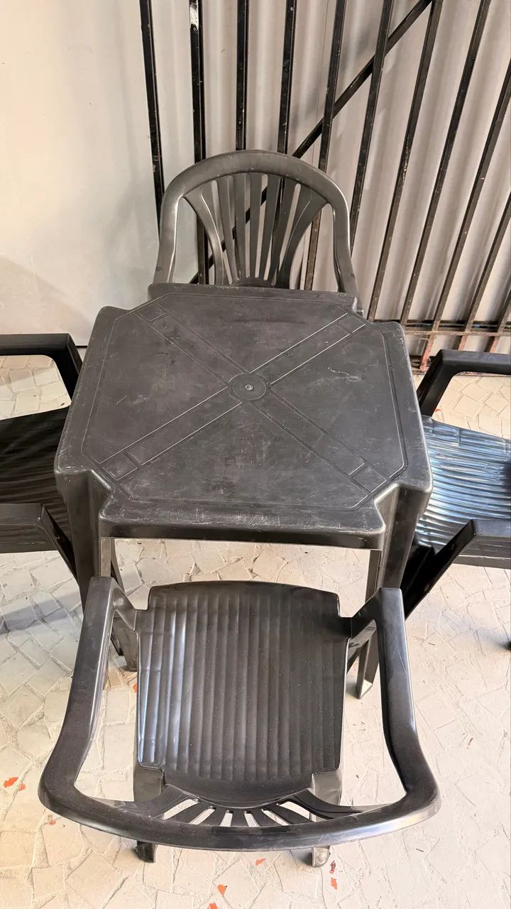 Mesa de plástico com 4 cadeiras - Foto 2