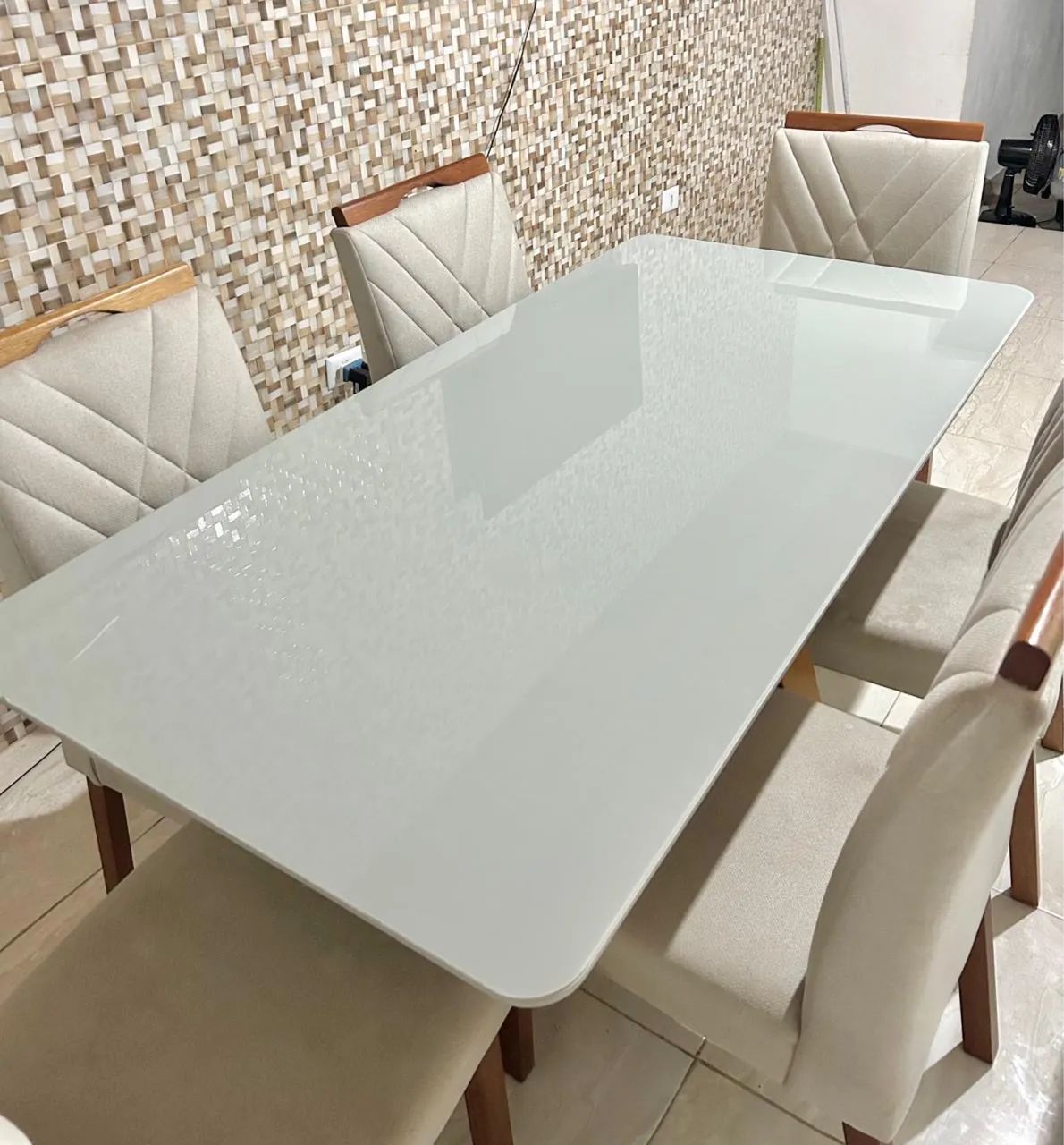 Mesa de jantar de vidro com pés e cadeiras em Madeira Maciça  - Foto 4