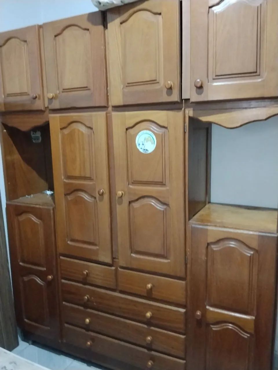 Guarda roupa de madeira 