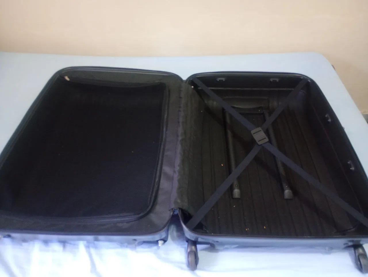 Mala Samsonite rígida - original - funcionando (detalhe nas rodinhas) - Foto 2