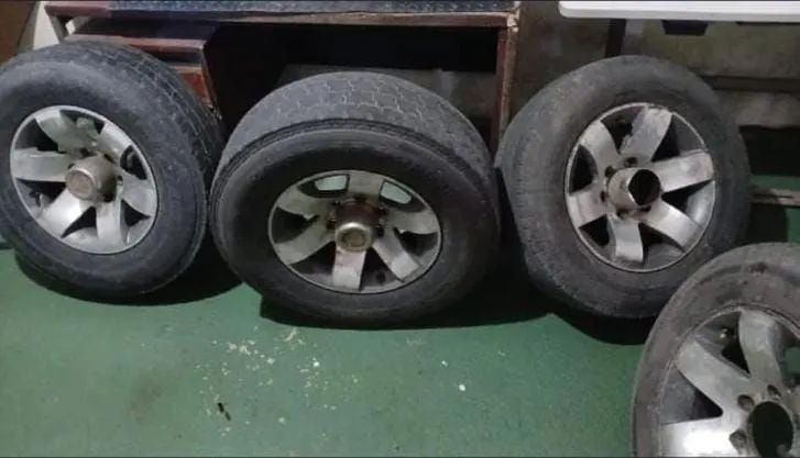 Jogo de aros 16 com pneus.