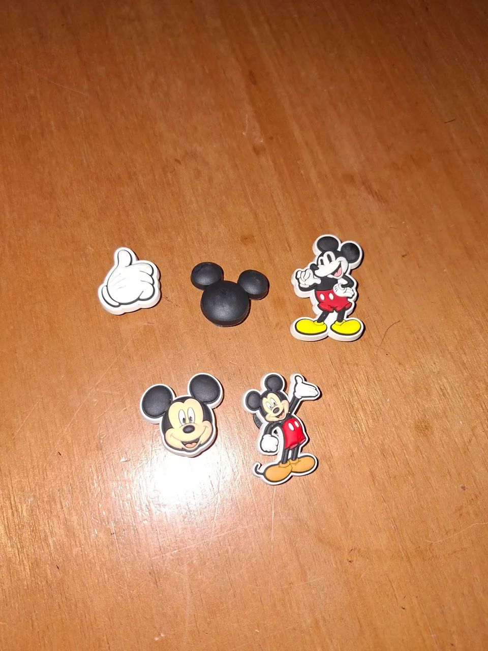Kit com 5 Enfeites do Mickey para Crocs ?