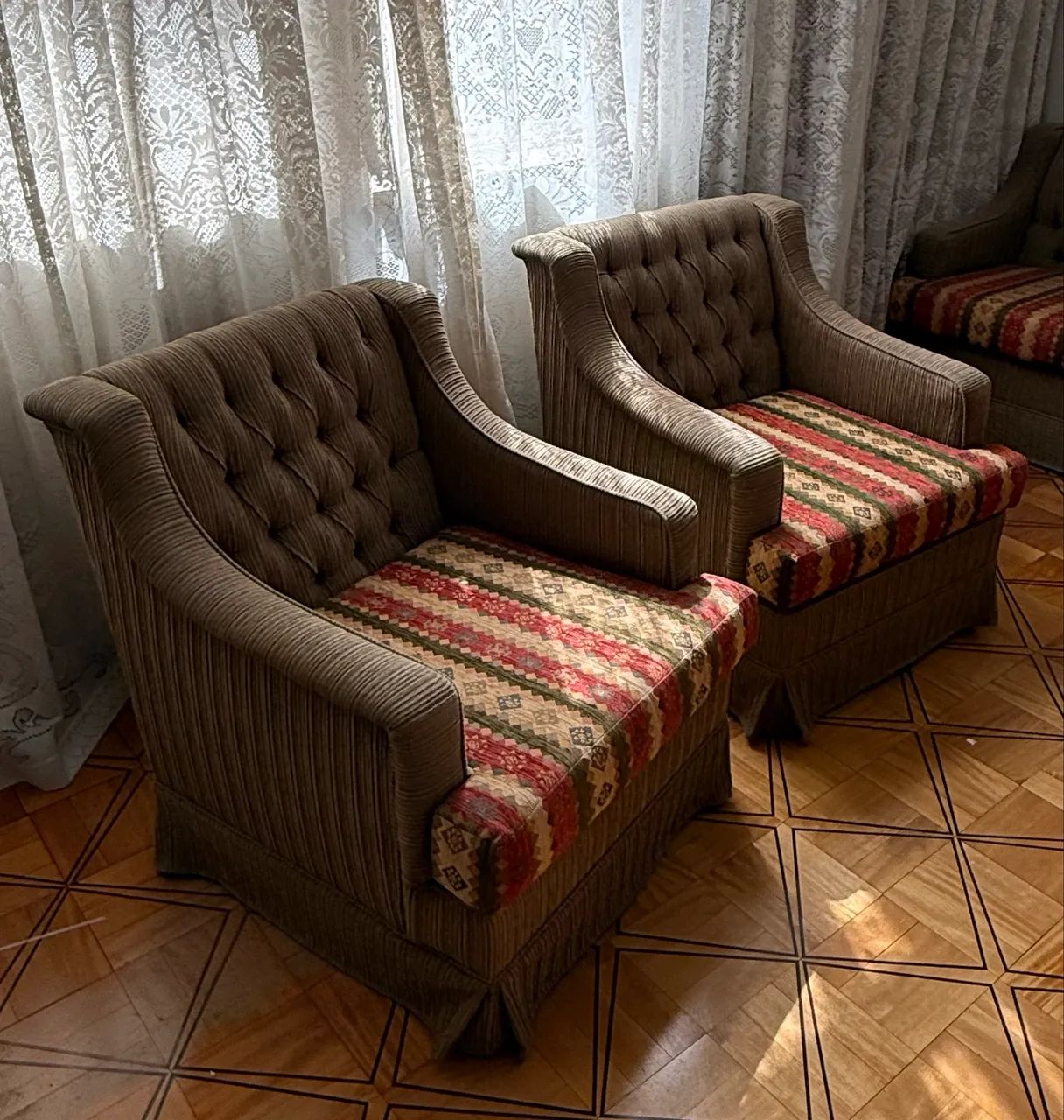 Jogo com 2 poltronas antigas estilo clássico 