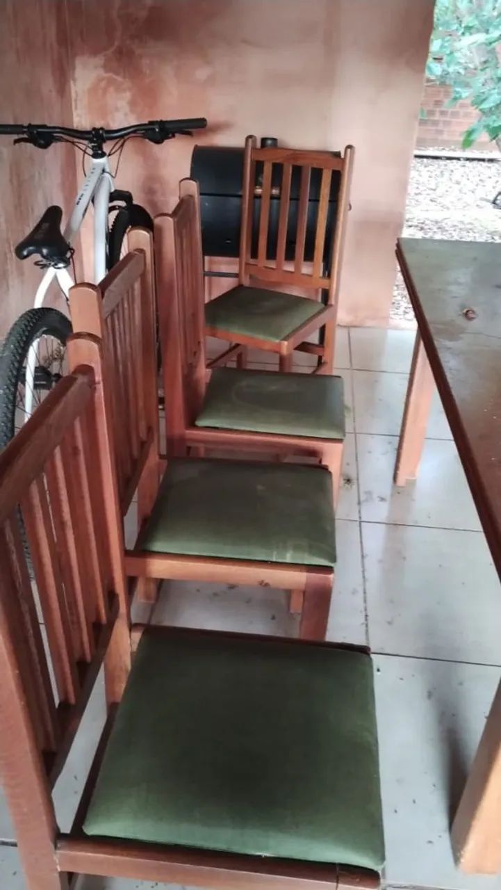 Mesa de madeira com 6 cadeiras estofadas - Foto 3