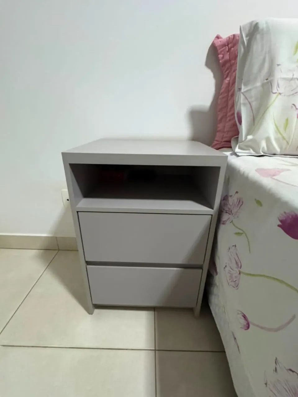 2 Unidades Mesa de Cabeceira (criados)