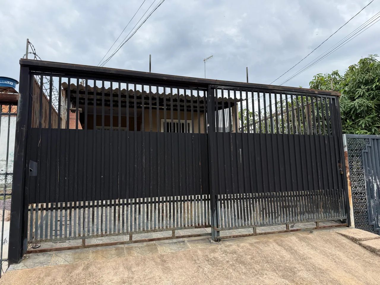 CASA TOP 3 QUARTOS SENDO DUAS SUÍTES COM CHURRASQUEIRA 