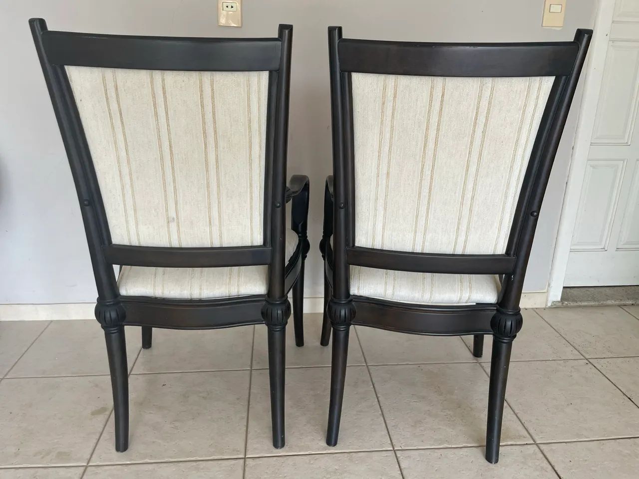 Par de Cadeiras estofadas - estilo clássico 