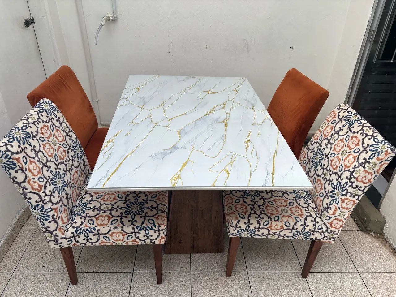 Mesa 0,90 X 1.20 m com 4 cadeiras 