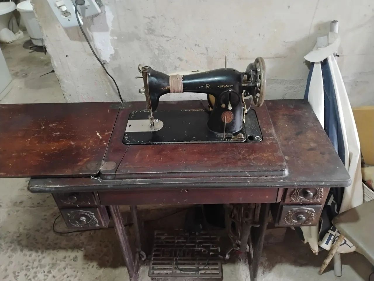 MÁQUINA DE COSTURA SINGER ANTIGA - MODELO 15C (1960) ?64994174502786123