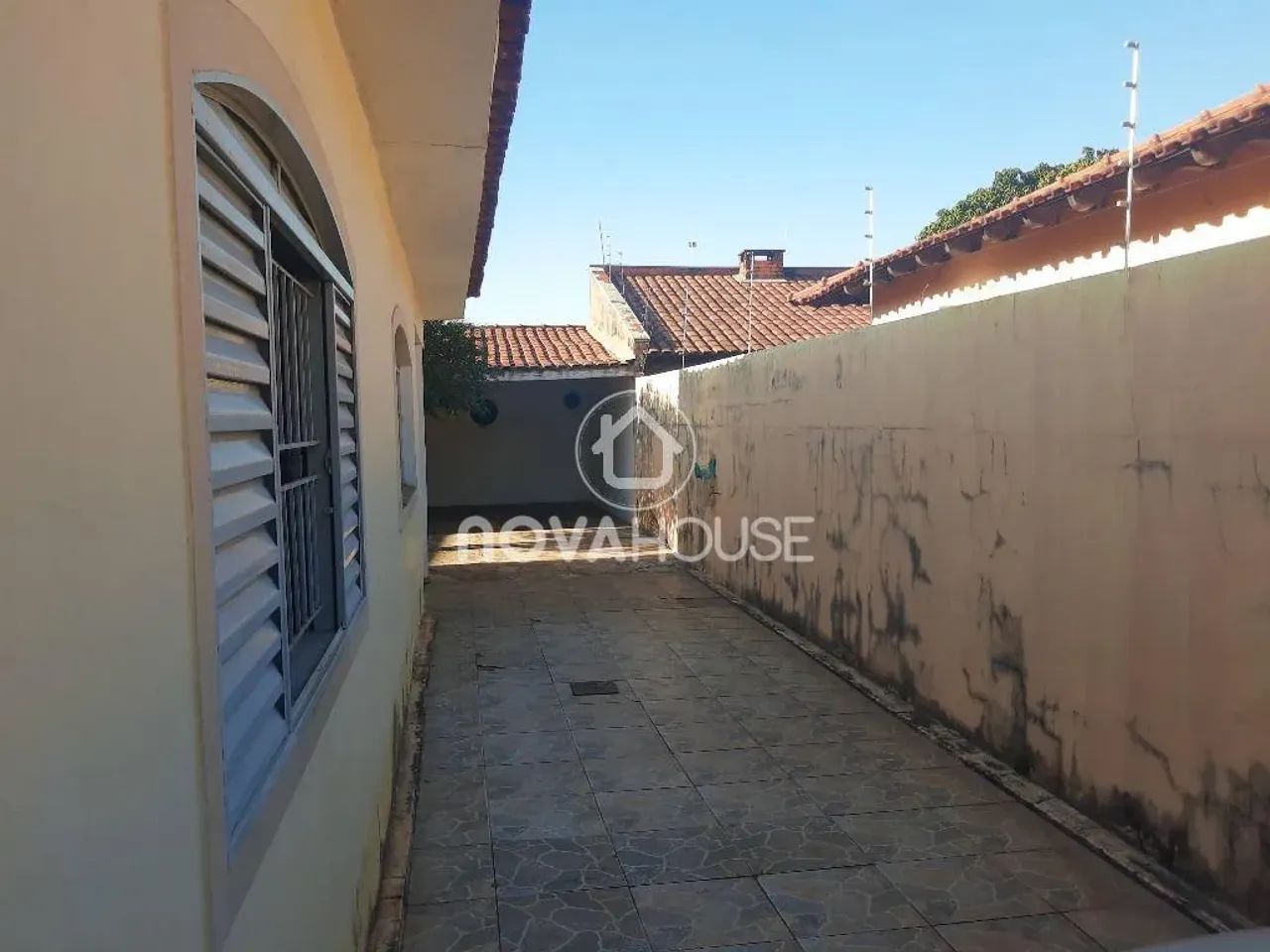 CASA COM MUITO ESPAÇO E ÓTIMA LOCALIZAÇÃO - Foto 4