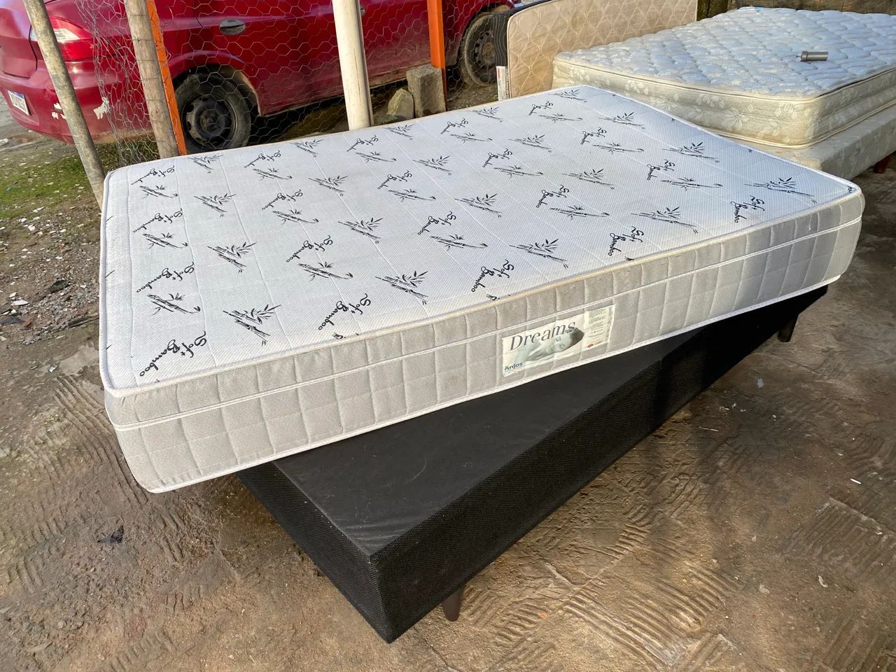 Vendo cama box de casal colchão molas ensacadas em ótimo estado 