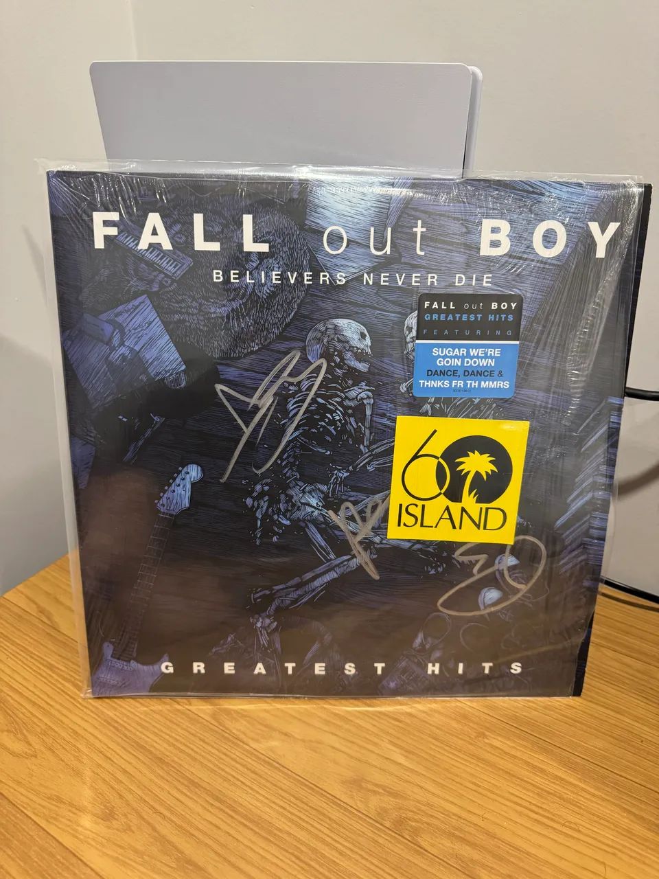 Fall Out Boy - Believers Never Die autografado