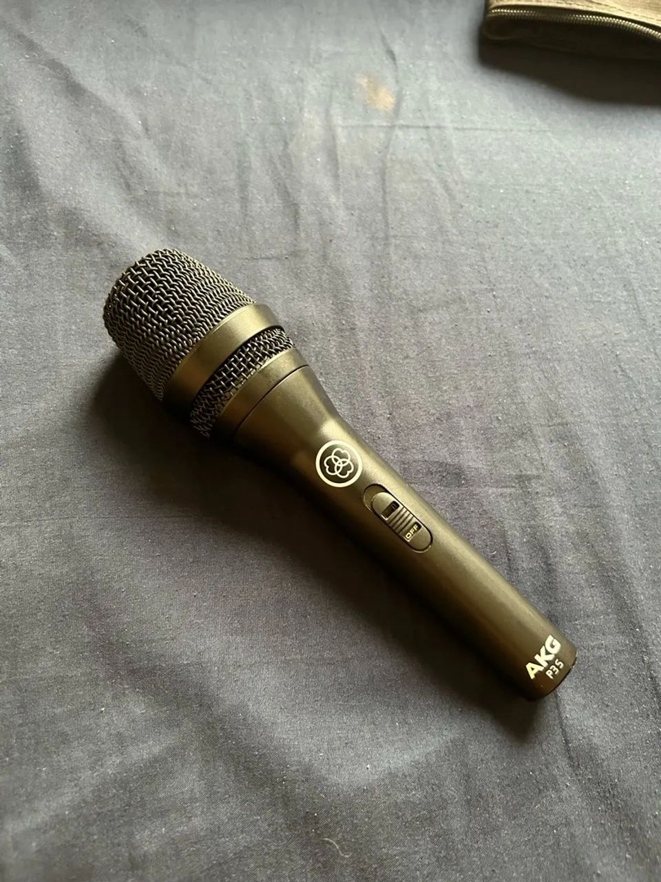 Microfone dinâmico AKG P3s seminovo