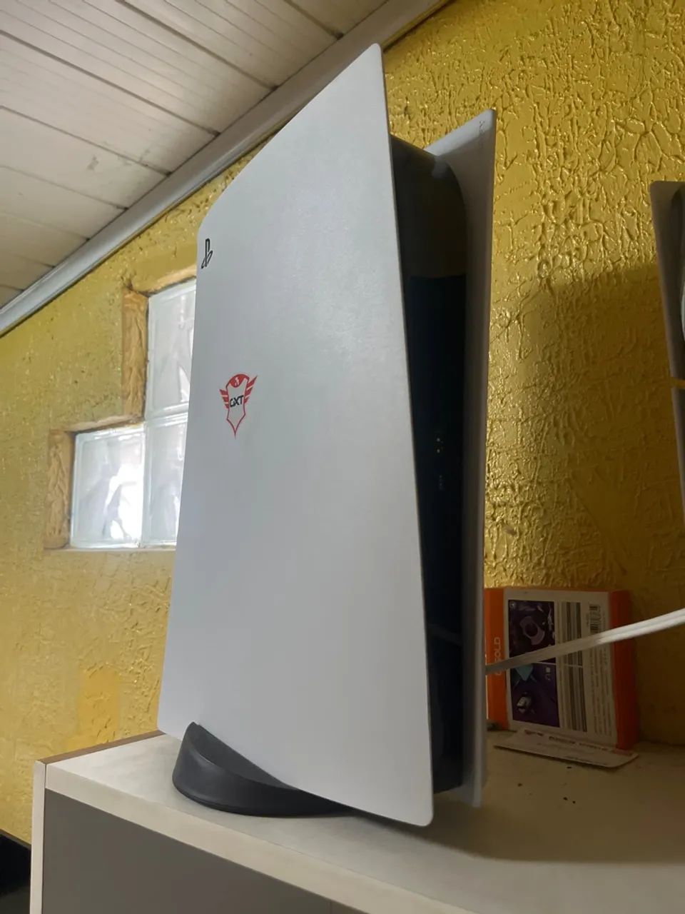 PS5, com 2 controles