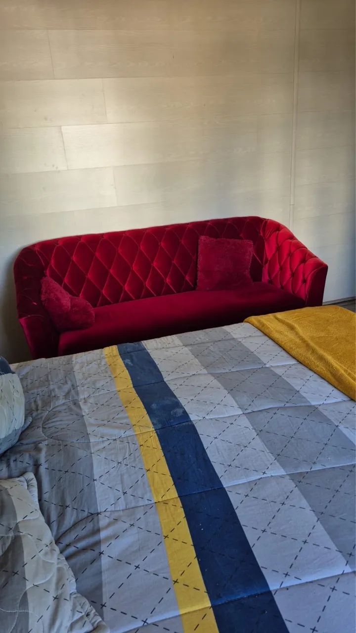 Sofá Clássico em Veludo Vermelho - Sofisticação e Conforto