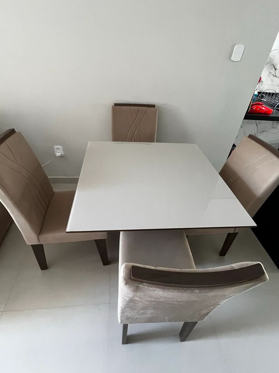 Mesa de jantar com 4 cadeiras