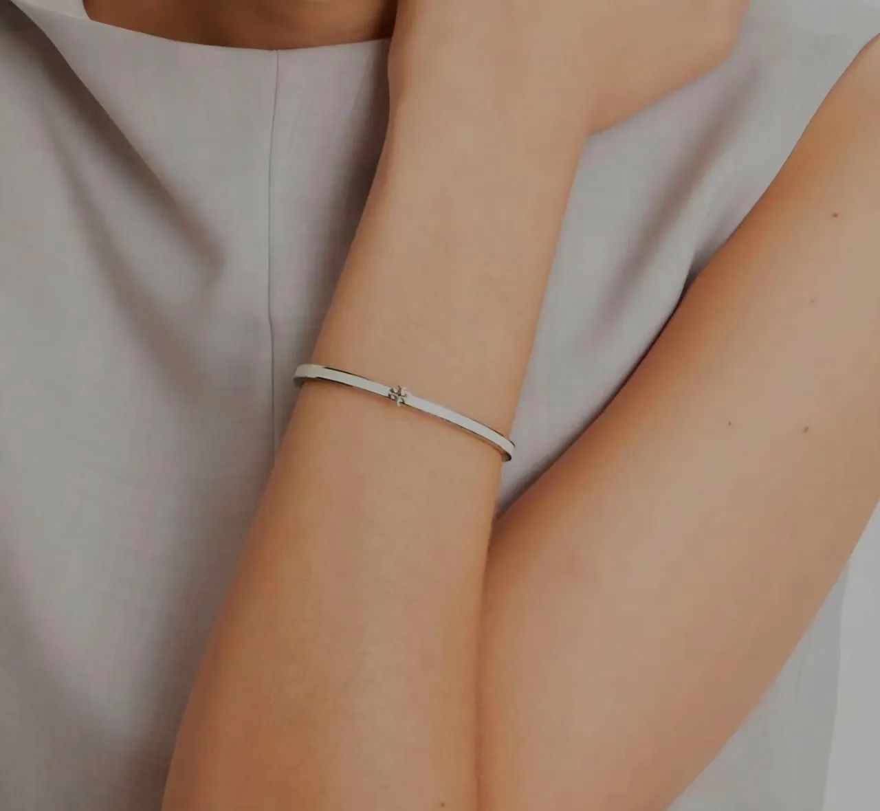 Bracelete Tory Burch Dourado e branco  - Foto 2