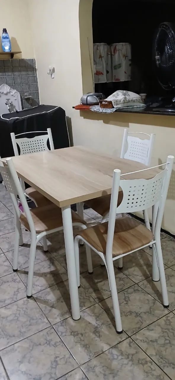 Mesa de jantar com 4 cadeiras (novíssima)