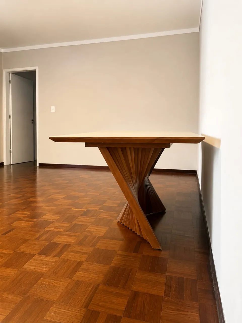 mesa de jantar moderna com tampo de vidro e base de madeira  excelente estado - Foto 4