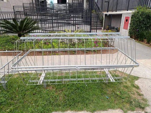 2 Lixeiras 2m de comprimento cada.