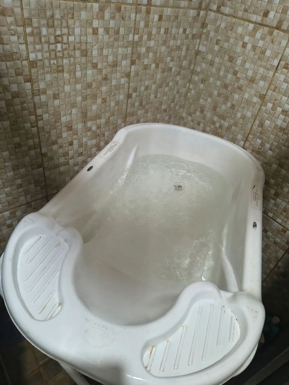 Banheira para bebê ergonômica com suporte branca