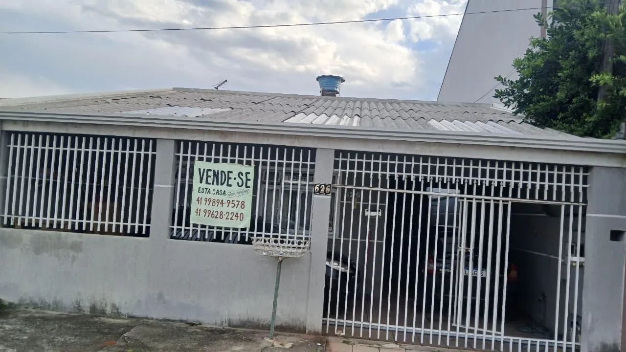 Casa no sítio cercado 
