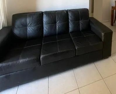 Sofá Preto 3 lugares confortável, Couro - Foto 2