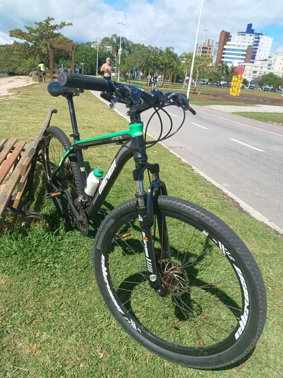 Bicicleta aro 27,5, freio a disco, semi nova em excelente estado de uso. - Foto 4
