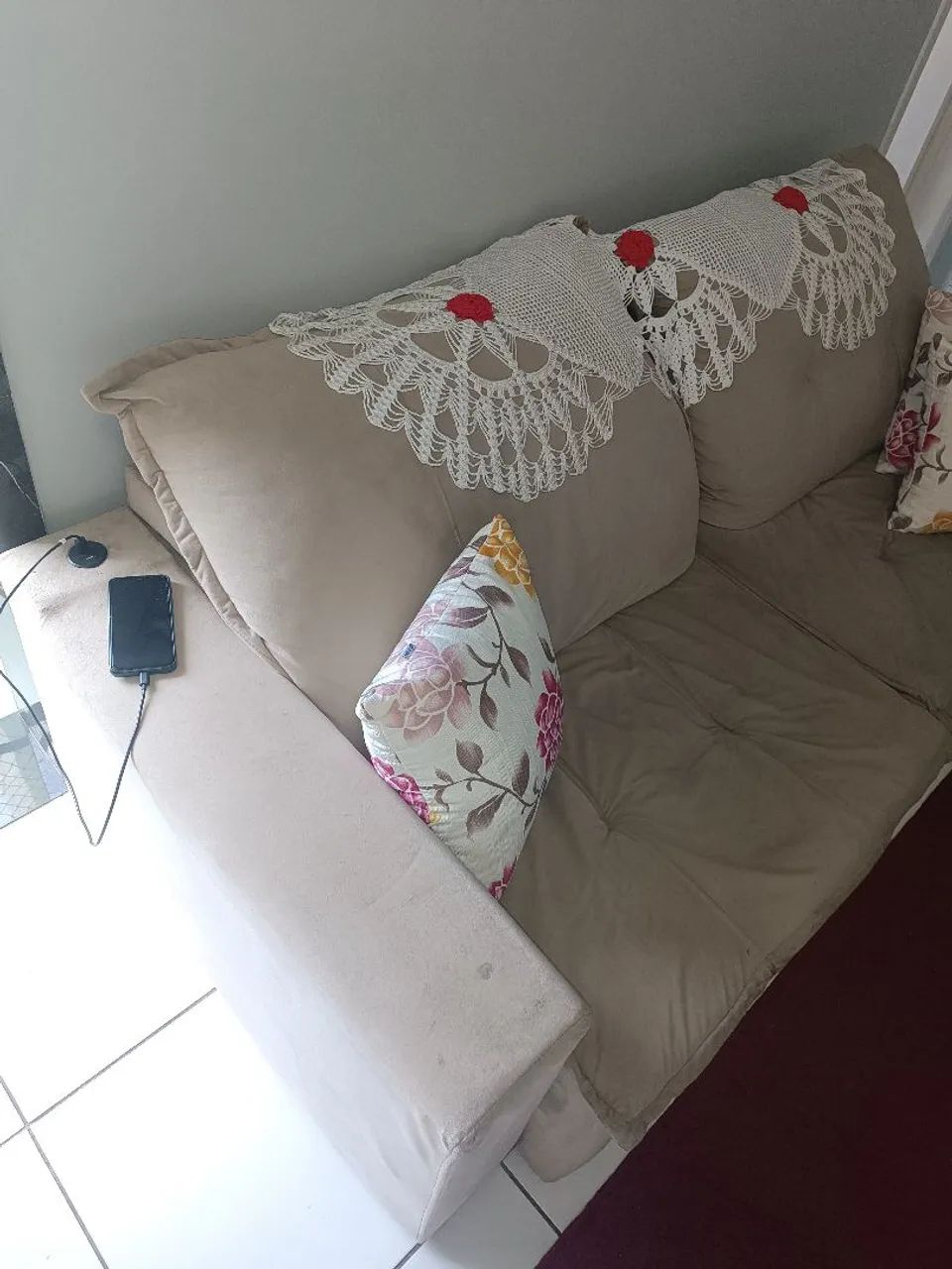 Sofá retrátil com carregador de celular 