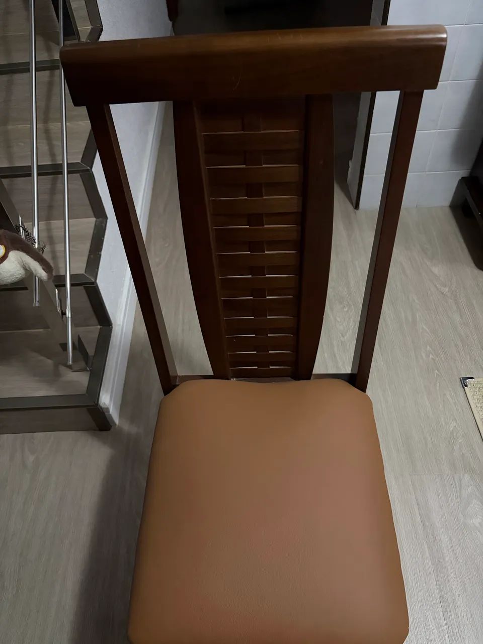 Conjunto sala de jantar em madeira : mesa 6 cadeiras + buffet  - Foto 5