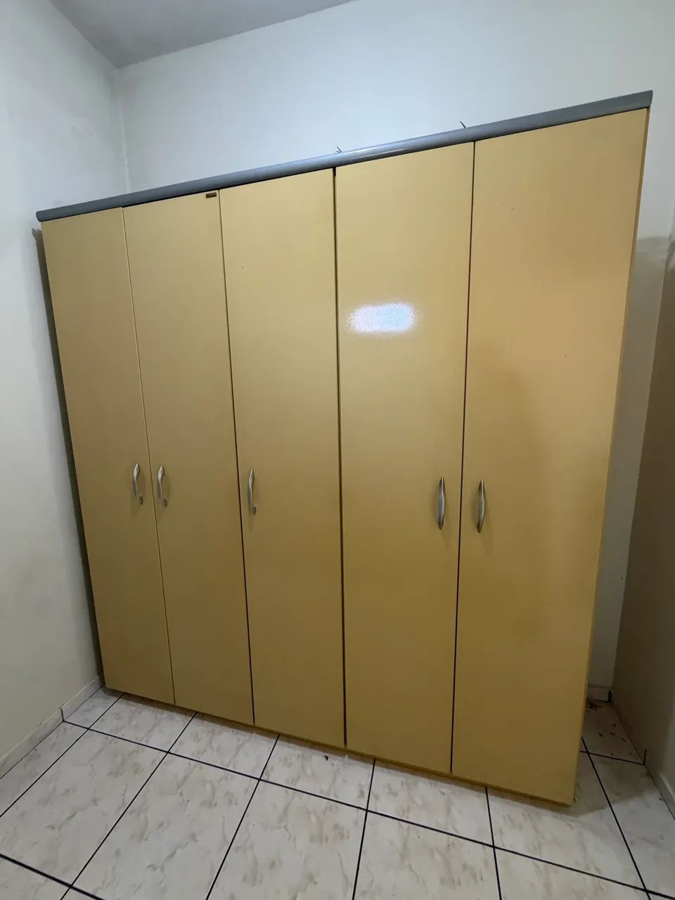 Guarda Roupa cor Marfim 5 portas