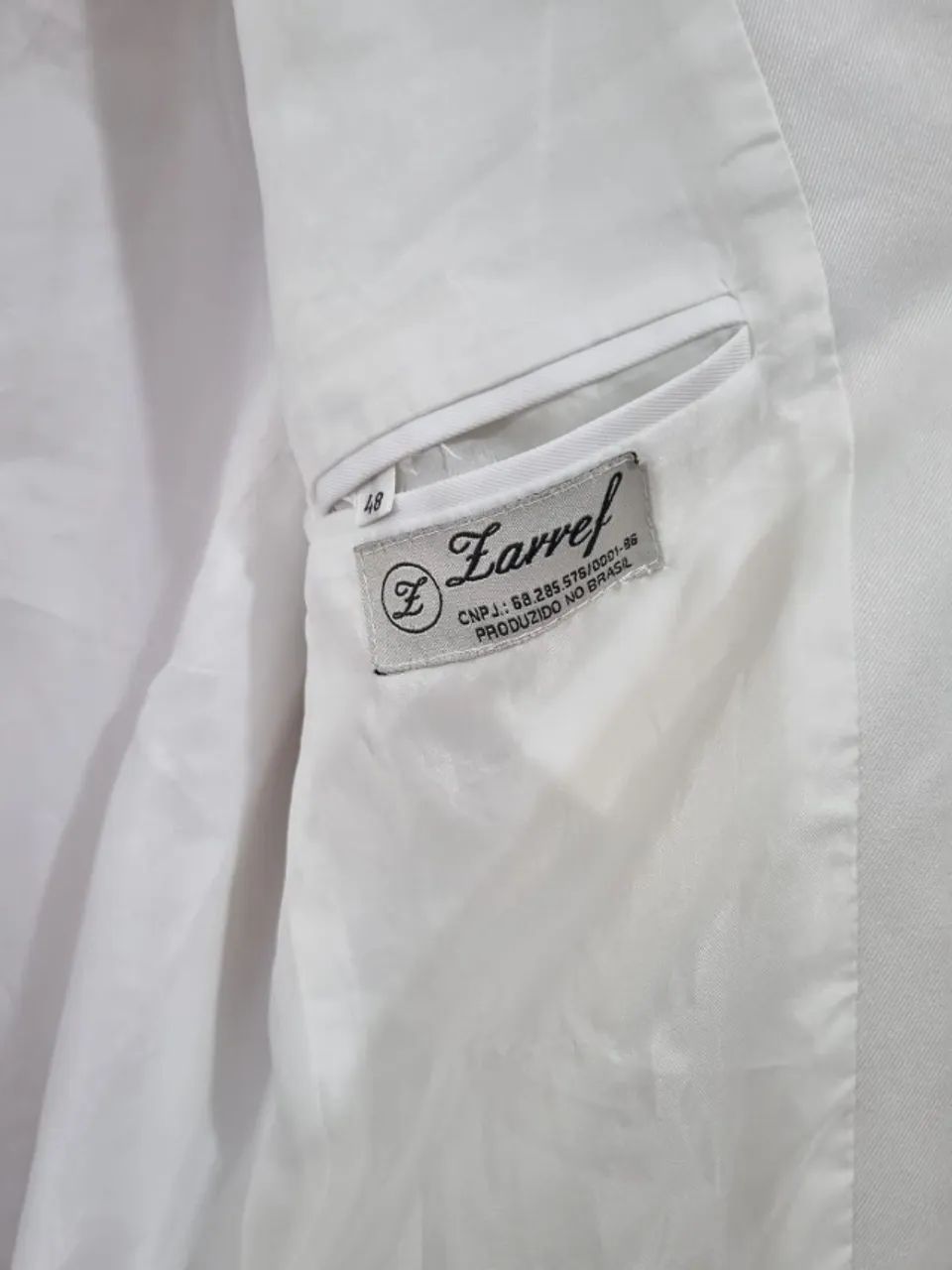 BLAZER BRANCO COM BROCHE PRETO E DOURADO - Foto 3