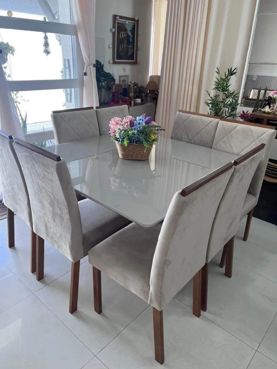 Vendo mesa com tampo de vidro, 8 Cadeiras e pé em madeira ripada! Valor 2.500, no pix