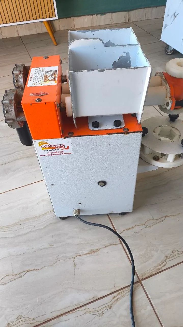 Compacta Pop - Máquina de modelar salgadinhos e docinhos para festa