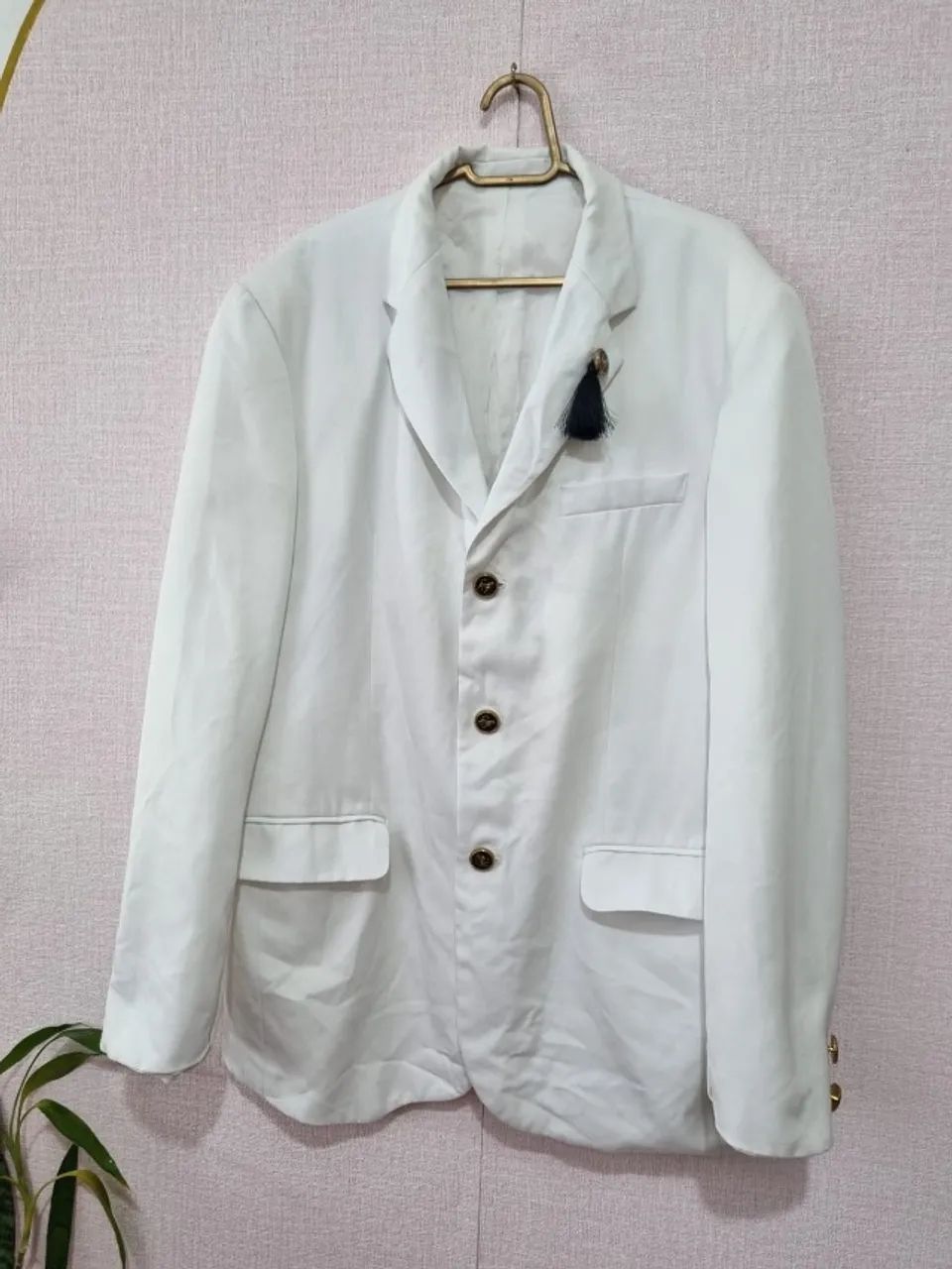 BLAZER BRANCO COM BROCHE PRETO E DOURADO