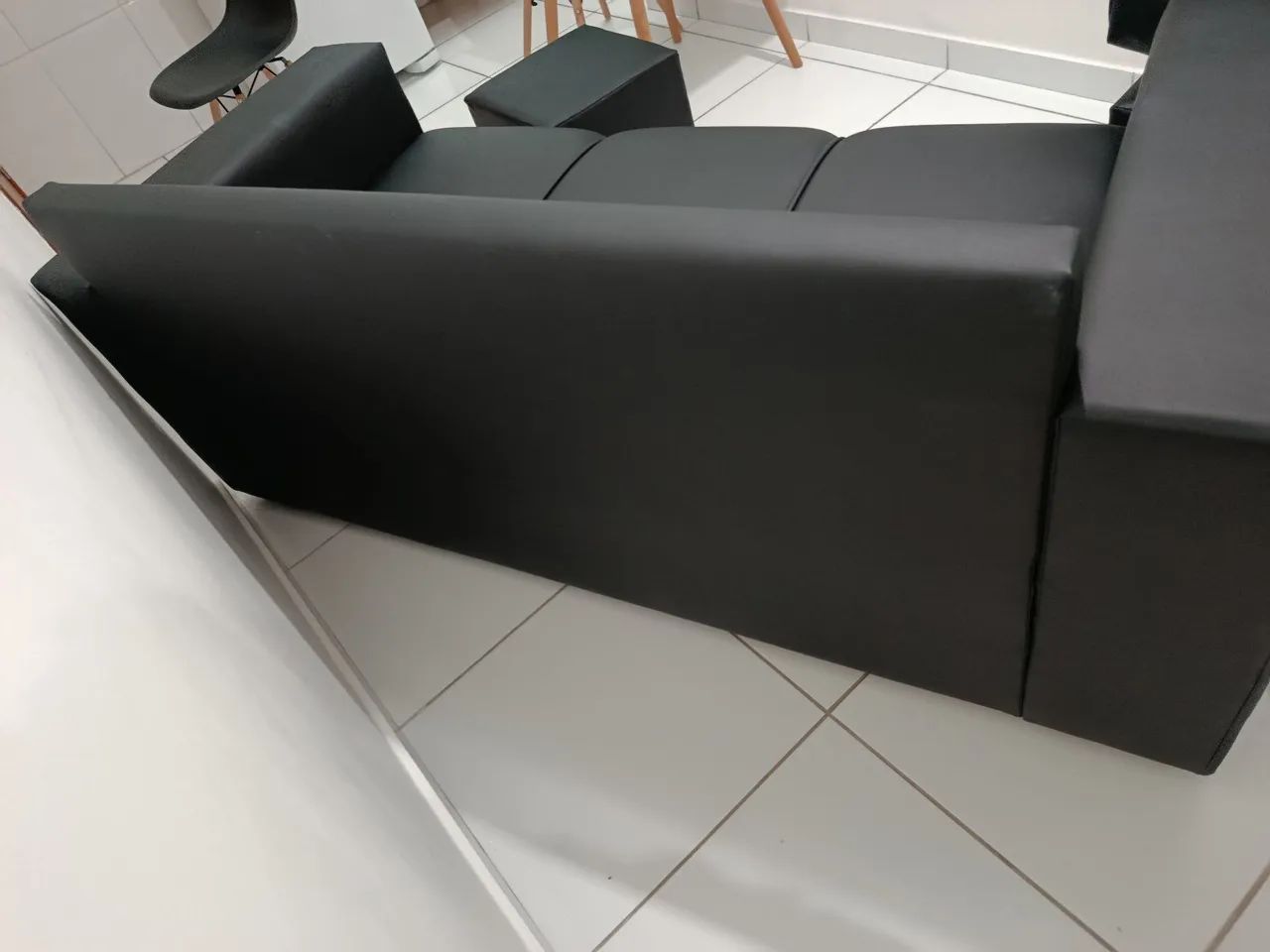SOFÁ NOVO LUXUOSO EM COURO+ PUFFS( MENOR VALOR) - Foto 5