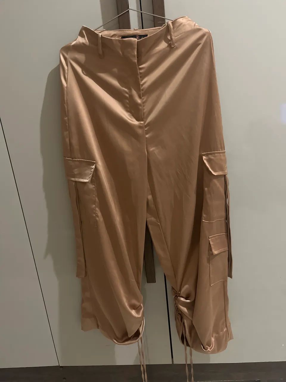 Calça de cetim 