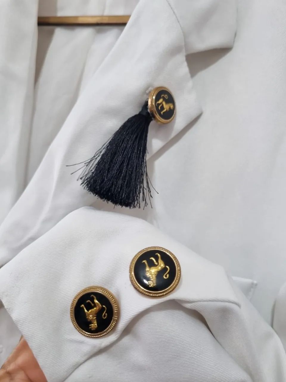 BLAZER BRANCO COM BROCHE PRETO E DOURADO - Foto 2