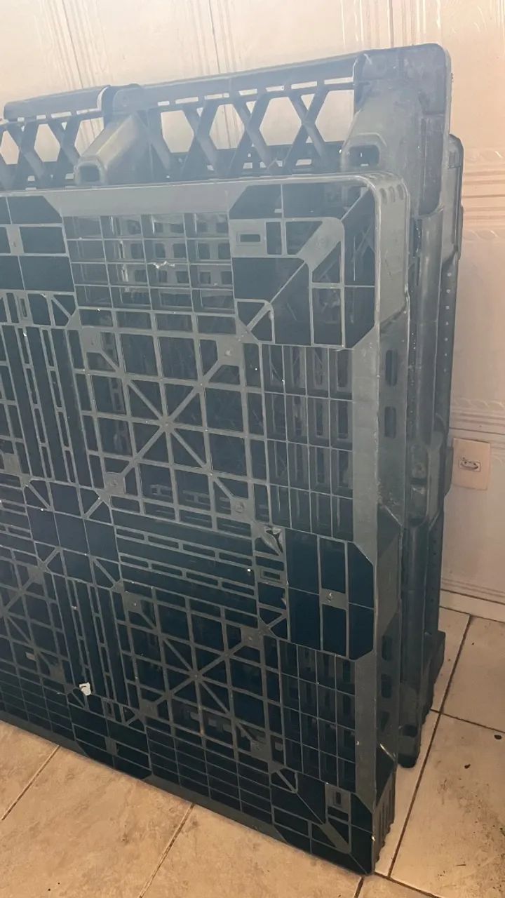 Pallet plástico preto, vazado e empilhável - Foto 2