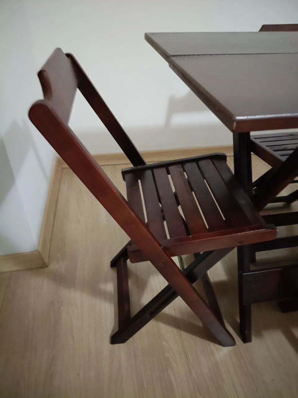 Conjunto de mesa e cadeiras de madeira  - Foto 4