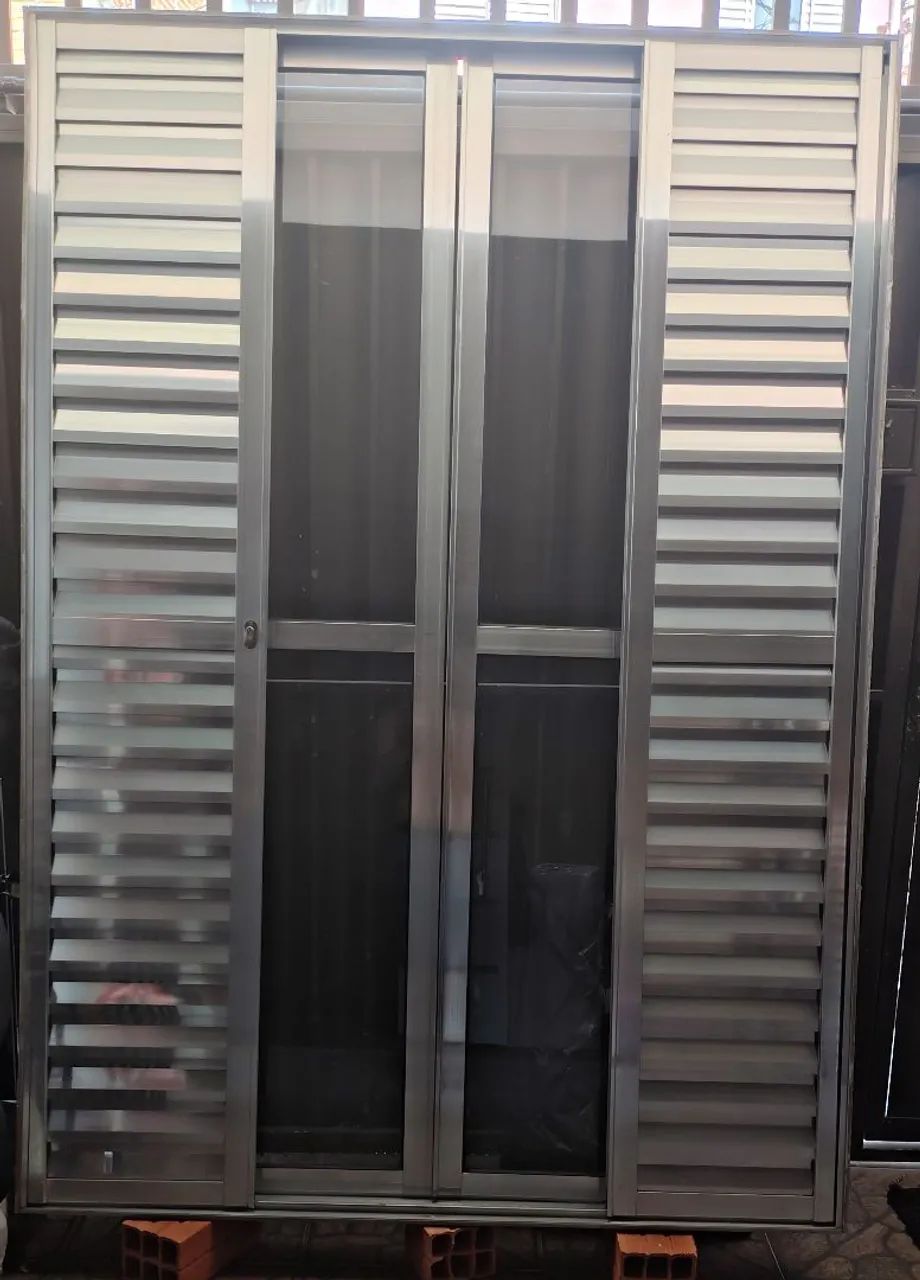 OPORTUNIDADE - Porta Alumínio Brilhante 6 Folhas