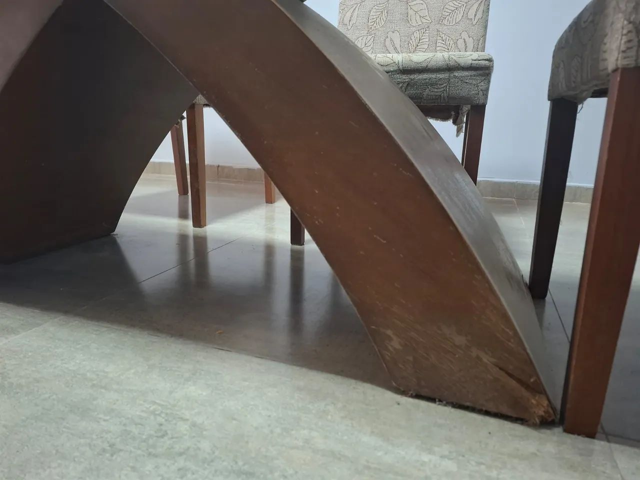 Mesa 8 lugares com 6 cadeiras. - Foto 2