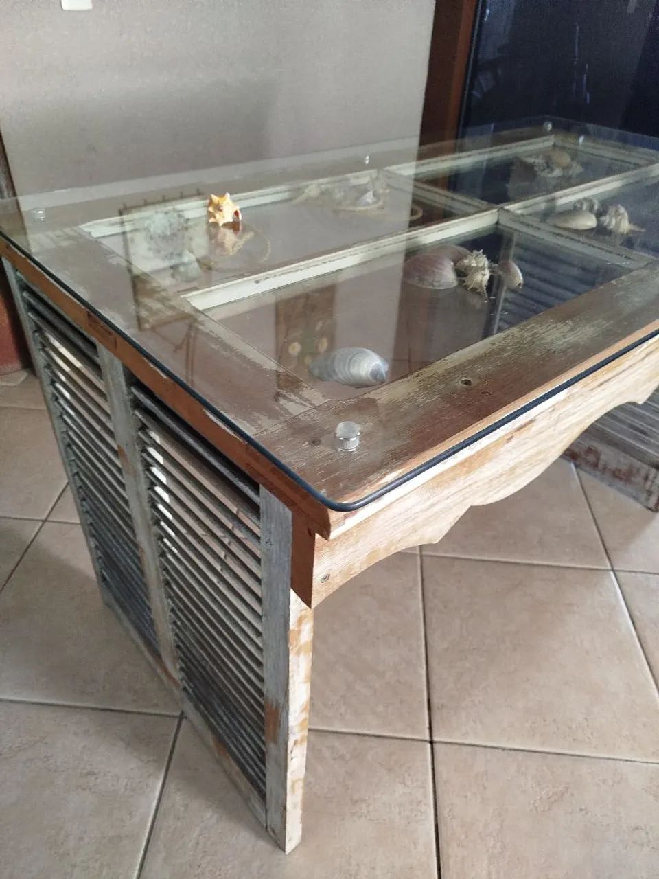 Mesa expositora/aparador de madeira maciça com vidro  - Foto 3