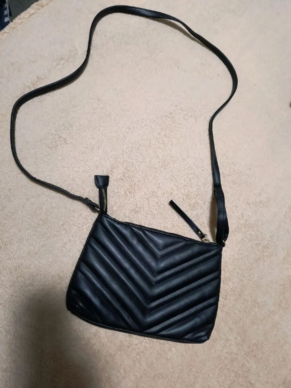 bolsa transversal preta acolchoada - Foto 5